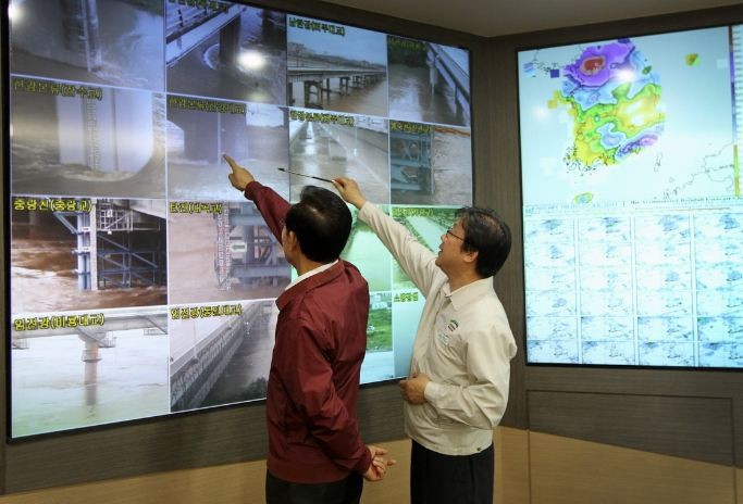 ▲ 이명박 대통령이 28일 서울 서초구 한강홍수통제소에서 한강교량들의 CCTV 화면을 보며 한강의 홍수 위기 상황을 점검하고 있다.ⓒ청와대