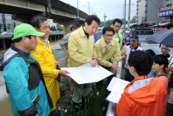 ▲ 오세훈 서울시장이 28일 수해를 입은 서울 신림동 지역을 방문해 현장을 점검하고 있다.ⓒ 뉴데일리