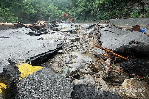 ▲ 사진 = 강원 춘천지역에 많은 비가 내리면서 피해가 계속되는 가운데 28일 사북면 지암리 일대 도로가 산산조각나 있다.