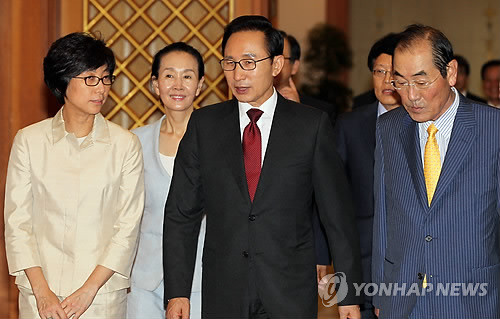 ▲ 이명박 대통령이 28일 청와대에서 국가지식재산위원회 윤종용 위원장(오른쪽), 김정아 CJ엔터테인먼트 대표이사(왼쪽) 등 위원들과 담소를 나누며 다과회장으로 향하고 있다.ⓒ연합뉴스