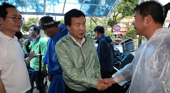 ▲ 28일 오전 곤지암천 범람으로 수해를 입은 경기도 광주 삼육재활병원을 찾은 민주당 손학규 대표가 병원 관계자들을 위로하고 있다.  ⓒ 연합뉴스