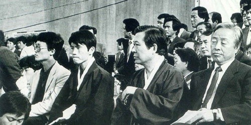 ▲ 김대중-김영삼과 함께 자리에 앉아 있는 젊은 시절의 이인영(오른쪽에서 세번째 인물)/이인영 의원 홈페이지ⓒ