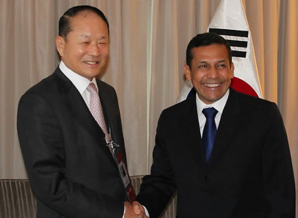 ▲ 28일 오얀타 우말라 페루 대통령 취임식에 대통령 특사 자격으로 참석하는 한나라당 이상득 의원이 27일 우말라 당선자를 만나 양국간 협력강화 방안을 논의했다. ⓒ 연합뉴스