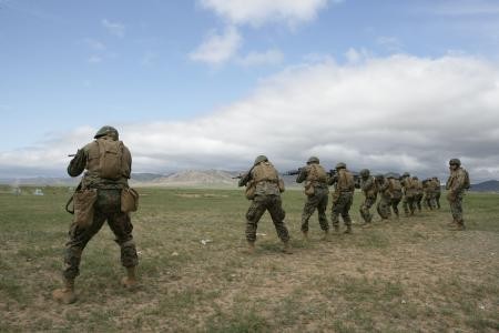 ▲ 2009년 '칸 퀘스트' 훈련에 참가한 美해병대원들이 지향사격을 하고 있다.