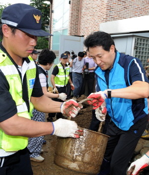▲ 29일 오세훈 서울시장이 수해피해를 입은 행촌마을을 찾아 복구작업에 참여했다.ⓒ뉴데일리