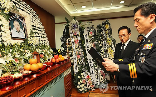 ▲ 이명박 대통령이 29일 서울 송파구 국립경찰병원에 마련된 故조민수 수경의 빈소에서 이강덕 경기경찰청장이 조 수경에게 명예경찰관 위촉장을 수여하는 것을 지켜보고 있다.ⓒ연합뉴스