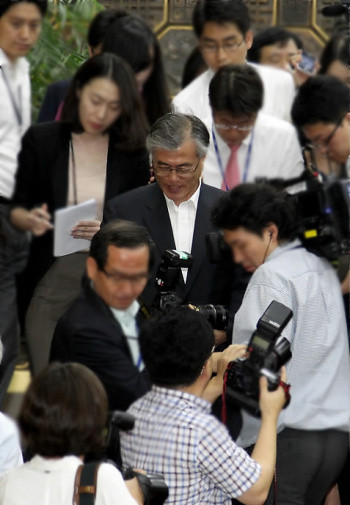 ▲ 문재인 노무현재단 이사장이 26일 국회에서 열린 야권통합 원탁회의를 마치고 돌아갈 때 많은 취재진이 몰려 취재경쟁을 벌이고 있다. ⓒ 연합뉴스