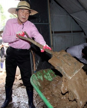 ▲ 민주당 손학규 대표가 29일 산사태로 피해를 본 서울시 서초구 우면동 송동마을에서 복구작업을 벌이고 있다. ⓒ 연합뉴스