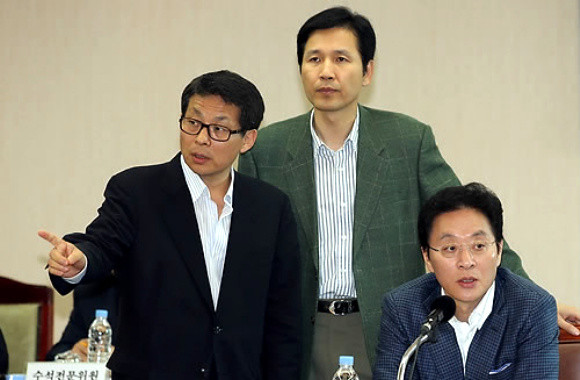 ▲ 국회 저축은행 국정조사특위가 29일 오전 서초동 대검찰청을 찾아 대검 중앙수사부의 부산저축은행그룹 비리 사건 수사기록 검증을 위한 국정조사를 진행했다. 박용석 차장검사의 태도에 불만을 제기한 위원장 정두언 의원(오른쪽부터)과 민주당 간사 우제창 의원, 한나라당 간사 차명진 의원이 모여 대책을 논의하고 있다. ⓒ 연합뉴스