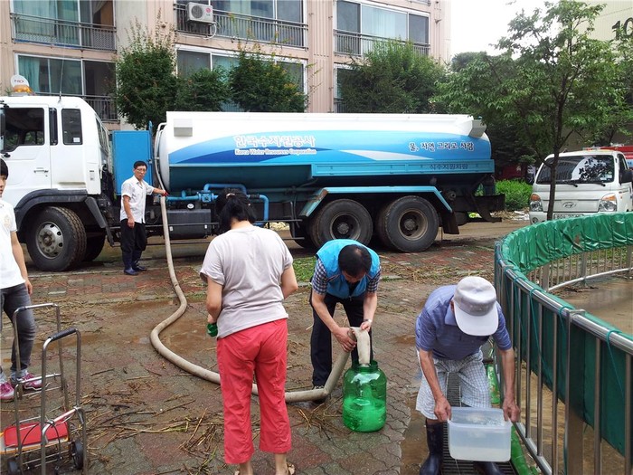 ▲ 한국수자원공사 수도권지역본부 직원들이 경기도 광주시 수해피해현장에 물차를 동원해 생활용수를 공급하고 있다.ⓒ