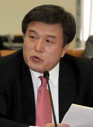 ▲ 이진복 한나라당 의원이 부산저축은행이 카자흐스탄에 부동산 사업을 위한 '애플뱅크' 설립을 추진, 그 기간 한명숙 총리 등 노무현 정권 고위 인사들이 현지를 찾았다고 말했다. ⓒ 연합뉴스