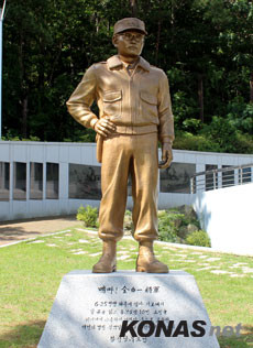 ▲ 거제시 포로수용소 유적공원에 건립된 김백일 장군 동상. ⓒkonas.net