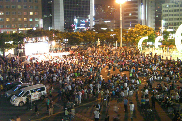 ▲ 30일 오후 9시 부산역광장에 집결한 '3차 희망버스' 시위대 전체의 모습. '2차 희망버스 시위' 때보다도 훨씬 적은 숫자였다.