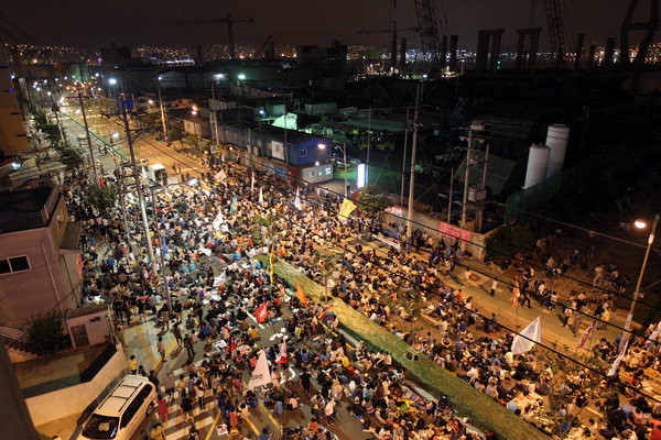 ▲ '3차 희망버스 시위대'가 '난장 문화제'를 벌이는 모습. 경찰은 사진 왼쪽으로 200m 거리에서 지켜보고 있다. 자신들이 도로를 불법점거하고 있음에도 '천부인권이 짓밟히고 있다'고 주장한다. 영도 주민의 인권은 어디서 찾아야 할까.