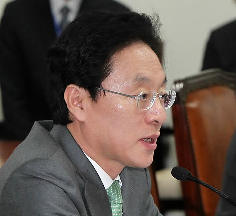 ▲ 정두언 한나라당 의원은 30일 트위터에 “정치권에서 안철수, 박경철씨를 영입한다는 얘기가 나오는데 정말 웃기는 얘기인 것 같다”고 했다. ⓒ 연합뉴스