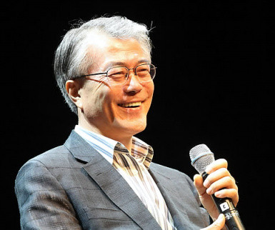 ▲ 문재인 노무현재단 이사장이 29일 오후 서울 중구 정동 이화여고 100주년기념관에서 열린 '문재인의 운명' 북콘서트에서 환하게 웃고 있다. ⓒ 연합뉴스