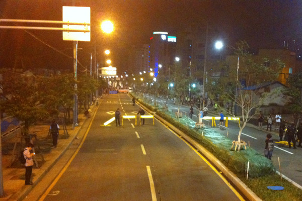 ▲ 시위대는 영도 한진중공업 동쪽으로 800m 떨어진 거리를 점거한 채 밤새 '문화제'를 열었다. 경찰과는 200m 거리를 유지한 뒤 접근하지 않았다.