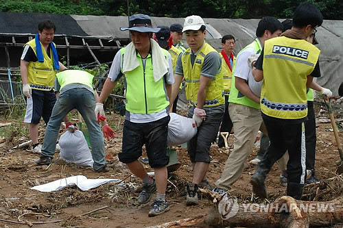▲ 서울 서초구에서 수해복구를 하고 있는 경찰병력. '3차 희망버스'가 없었다면 대부분이 수해지역에서 구슬땀을 흘렸을 것이다.[사진:연합뉴스]
