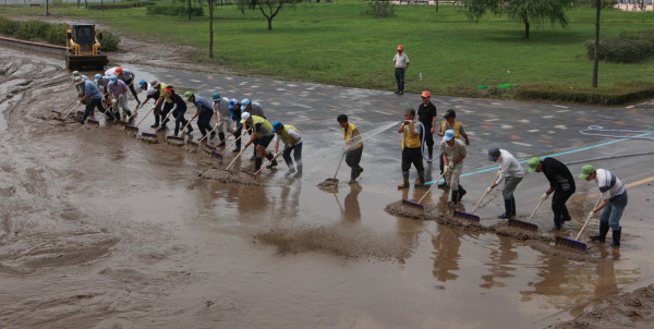 ▲ 서울시 직원들이 광나루 한강공원에서 수해복구에 나섰다. ⓒ 뉴데일리