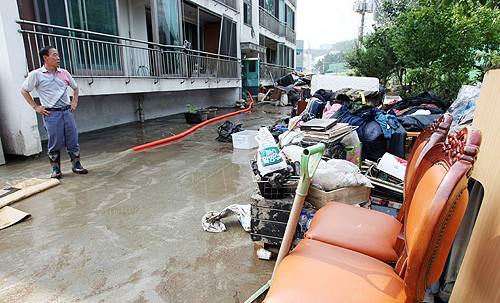 ▲ 초월읍 대쌍령리에 있는 한 빌라 지하실에 물이 차 펌프로 빼내고 있다. 27일 낮 경안천 범람으로 이 빌라는 3m 가까이 물에 잠겼었다. ⓒ 뉴데일리