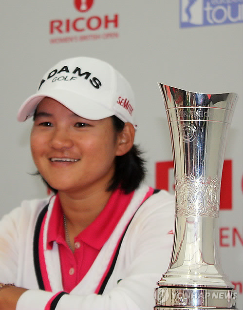 ▲ (커누스티<스코틀랜드>=연합뉴스) 이성한 특파원 = 31일 끝난 브리티시여자오픈골프대회에서 대회 2연패와 동시에 메이저 5승의 기록을 세운 청야니(대만).  청야니는 커누스티 골프링크스(파72·6천490야드)에서 열린 4라운드에서 버디 6개와 보기 3개를 묶어 3언더파 69타를 기록, 합계 16언더파 272타로 2위에 4타 앞서 우승했다.  청야니는 타이틀 방어에 성공하며 이번 시즌의 4차례 메이저 대회 가운데 6월 LPGA 챔피언십과 이번 대회까지 2승을 챙겼다.  사진은 우승이 확정된 뒤 기자회견 하는 모습.ⓒ