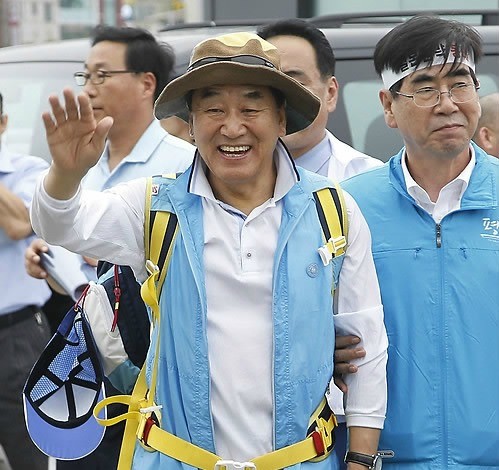 ▲ 독도 영토주권 수호 의지를 밝혀 온 이재오 특임장관이 31일 오후 경북 포항 여객터미널에서 울릉도-독도로 가는 배를 타기 위해 이동하고 있다. ⓒ연합뉴스