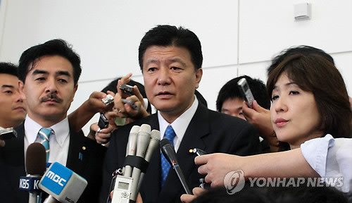 ▲ 사토 마사히사(佐藤正久.사진 맨 왼쪽 콧수염 난 이) 참의원(상원) 의원, 신도 요시타카(新藤義孝.가운데), 이나다 도모미(稻田朋美.여성) 중의원(하원) 의원 등 일본 자민당 의원 3명이 1일 오전 하네다공항에서 한국과 일본 취재진의 질문에 답변하고 있다. ⓒ연합뉴스