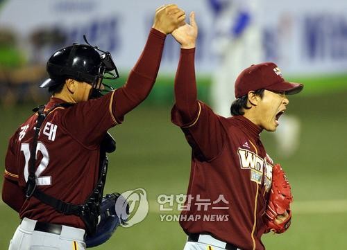 ▲ 사진 = 구원투수 송신영(오른쪽)과 포수 강귀태(왼쪽)가 손을 맞잡으며 승리를 자축하고 있다.