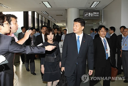 ▲ (서울=연합뉴스) 한상균기자 = 신도 요시타카(新藤義孝.가운데), 이나다 도모미(稻田朋美.여성) 중의원(하원) 의원 등 일본 자민당 의원들 1일 오전 김포공항을 통해 입국을 시도하고 있다.ⓒ