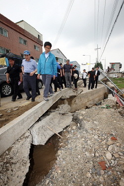 ▲ 지난달 30일 하남시 수해복구현장을 방문한 김문수 경기지사. ⓒ 뉴데일리