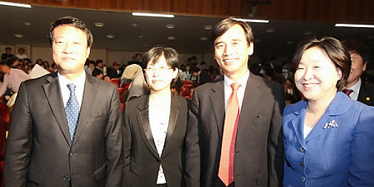 ▲ 통합진보정당을 출범을 앞두고 참여당의 동참 여부를 두고 갈등을 빚고 있다. (왼쪽부터) 조승수 진보신당 대표, 이정희 민노당 대표, 유시민 참여당 대표, 심상전 전 진보신당 대표.  ⓒ 연합뉴스