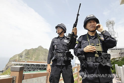 ▲ 독도 영토주권 수호 의지를 밝혀 온 이재오 특임장관이 1일 오전 독도에서 경비대원과 함께 일일 초병 체험을 하고 있다. ⓒ연합뉴스