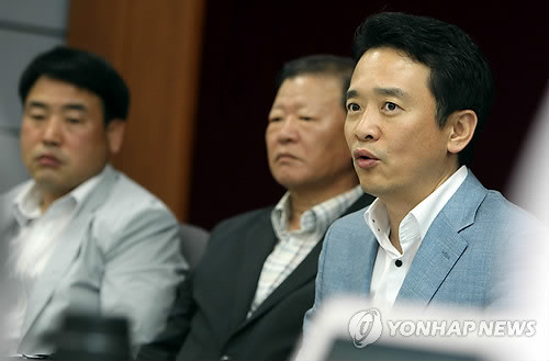 ▲ 한나라당 홍준표 대표가 지명직 최고위원으로 충청 출신 인사 2명을 천거해 '호남 배제론'이 논란이 되고 있는 가운데 남경필 최고위원이 1일 광주시의회 기자실에서 기자회견을 열어 입장을 밝히고 있다. ⓒ연합뉴스