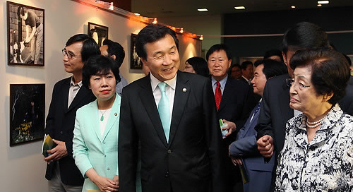 ▲ 민주당 손학규 대표가 1일 오후 서울 동교동 김대중도서관에서 열린 김대중 전 대통령 추모 사진전 `만남과 동행' 개막식에 참석해 이희호 여사 등과 함께 사진을 둘러보고 있다. ⓒ연합뉴스