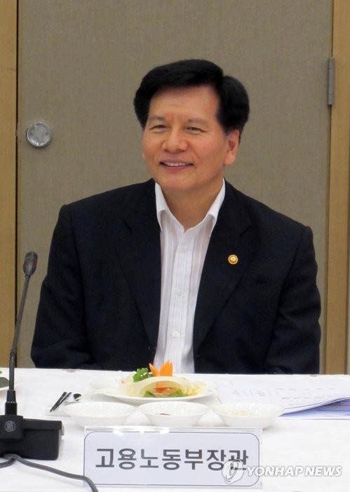 ▲ 이채필 고용노동부 장관이 노동시장의 합리적 구조 정착을 위한 정책을 적극적으로 추진하겠다고 밝혔다. ⓒ연합뉴스