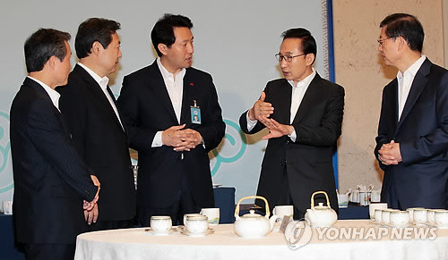 ▲ 이명박 대통령이 2일 오전 청와대에서 김황식 국무총리(오른쪽부터), 오세훈 서울시장, 맹형규 행안장관, 권도엽 국토해양장관 등 관계장관들과 대화를 나누고 있다. ⓒ연합뉴스