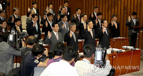▲ 조현오 경찰청장(앞줄 왼쪽부터), 이현동 국세청장, 홍정기 감사원 사무총장, 이귀남 법무부 장관, 임채민 국무총리실장 등 정부관계자들이 2일 국회에서 열린 국회 저축은행국정조사 특위 기관보고에서 선서하고 있다. ⓒ연합뉴스