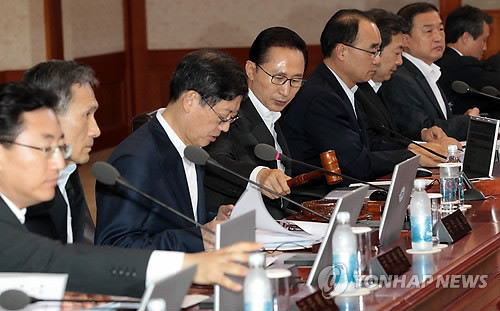 ▲ 이명박 대통령이 2일 오전 청와대에서 제33회 국무회의를 주재하고 있다. ⓒ연합뉴스