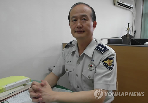 ▲ 유단희 신임 울릉경비대장 (서울=연합뉴스) 김효정 기자 = 독도경비대를 총괄하는 울릉경비대의 첫 경정급 대장으로 임용된 서울 혜화경찰서 유단희(54) 경정은 3일 연합뉴스와의 인터뷰에서 "독도 경비가 소극적인 경계 업무에 머물러선 안 된다"며 취임 일성을 밝혔다.ⓒ