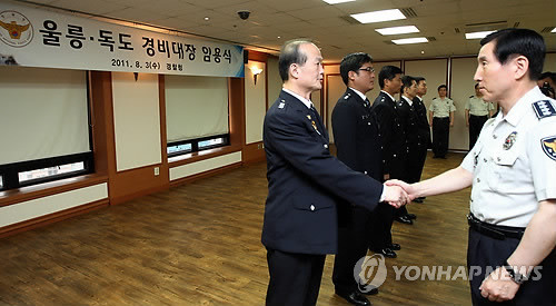 ▲ 울릉도ㆍ독도 경비대장 직급격상 (서울=연합뉴스) 한상균 기자 = 경찰이 독도수호 의지를 밝히기 위해 울릉도와 독도 경비대장의 직급을 한 단계씩 격상해 3일 임용했다. 울릉경비대장은 경감에서 경정, 독도경비대장은 경위에서 경감. 이날 경찰청에서 열린 임용식에서 조현오 경찰청장이 서울 혜화경찰서 유단희 경정에게 울릉경비대장 임명장을 수여하고 있다ⓒ