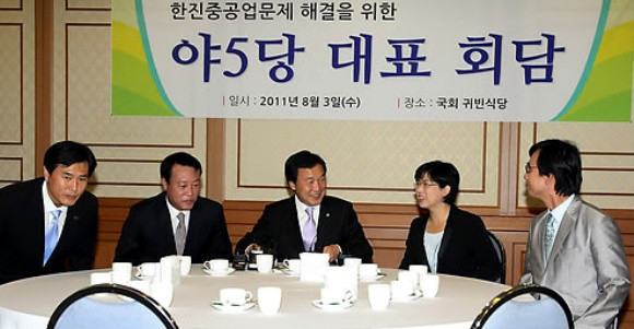 ▲ 민주당 손학규, 민주노동당 이정희, 진보신당 조승수, 창조한국당 공성경, 국민참여당 유시민 대표 등 야5당 대표가 3일 오전 국회 귀빈식당에서 한진중공업 사태 해결 방안을 논의하고 있다. 왼쪽부터 공성경, 조승수, 손학규, 이정희, 유시민 대표. ⓒ 연합뉴스