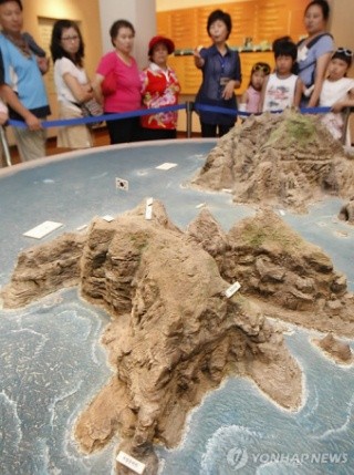 ▲ 2일 오후 울릉군 독도박물관을 찾은 관광객들이 관계자로부터 독도에 관한 설명을 듣고 있다.