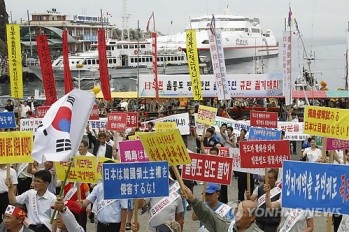 ▲ 2일 오후 울릉군 도동항 소공원에서 열린 '일본 독도도발 울릉군민 규탄대회'에서 주민들과 관광객들이 일본에 항의하는 구호를 외치고 있다.