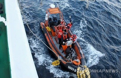 ▲ 동해해양경찰서 소속 삼봉호(5천t급)가 지난해 울릉도 북동쪽 73마일 해상에서 기관고장으로 표류 중이던 주문진 선적의 C호(52t급)를 강풍과 풍랑주의보가 발효된 가운데 무사히 구조하고 있는 장면.