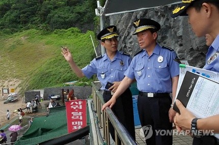 ▲ 7월 27일 오후 제주도 서귀포시 중문색달해변에 있는 122해양경찰구조센터를 찾은 모강인 해양경찰청장이 여인태 서귀포해양경찰서장으로부터 설명을 듣고 있다.