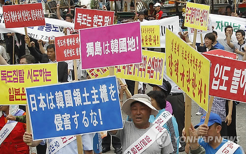 ▲ 2일 오후 울릉군 도동항 소공원에서 열린 '일본 독도도발 울릉군민 규탄대회'에서 주민들과 관광객들이 일본에 항의하는 구호를 외치고 있다. ⓒ연합뉴스