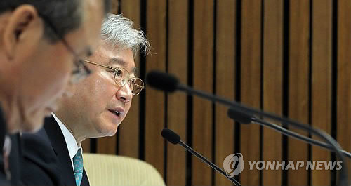 ▲ 국회 저축은행 국정조사특위 이틀째 기관보고에 서 김석동 금융감독위원장이 3일 오전 의원들의 질의에 답변하고 있다. ⓒ연합뉴스