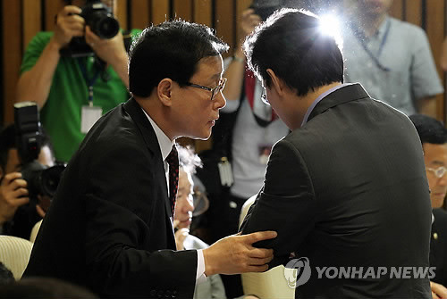 ▲ 3일 국회 저축은행 국정조사특위 회의장에서 한나라당 이종혁 의원이 정두언 위원장에게 귀엣말을 하고 있다. ⓒ연합뉴스