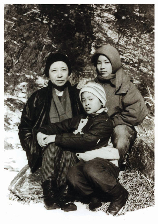 ▲ 오길남 박사 탈북 후 독일에서 만난 윤이상이 북에서 가져와 오박사에게 건제 준 가족사진. 사진 배경이 요덕 수용소라는 탈북자의 증언이 있었다.ⓒ