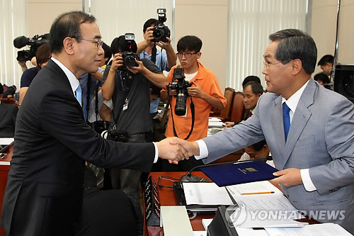 ▲ 한상대 검찰총장 내정자(왼쪽)가 4일 오전 국회에서 열린 법제사법위 인사청문회에서 증인선서를 마친뒤 선서문을 우윤근 법사위원장에게 제출하고 있다. ⓒ연합뉴스